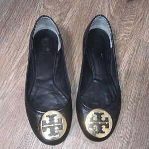 Tory Burch Reva flats in black. Gold buckle, size 5 1/2